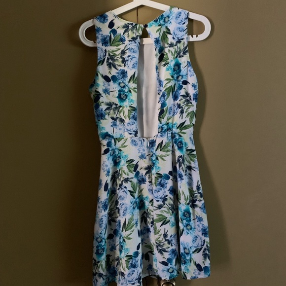 Dress - Picture 2 of 4